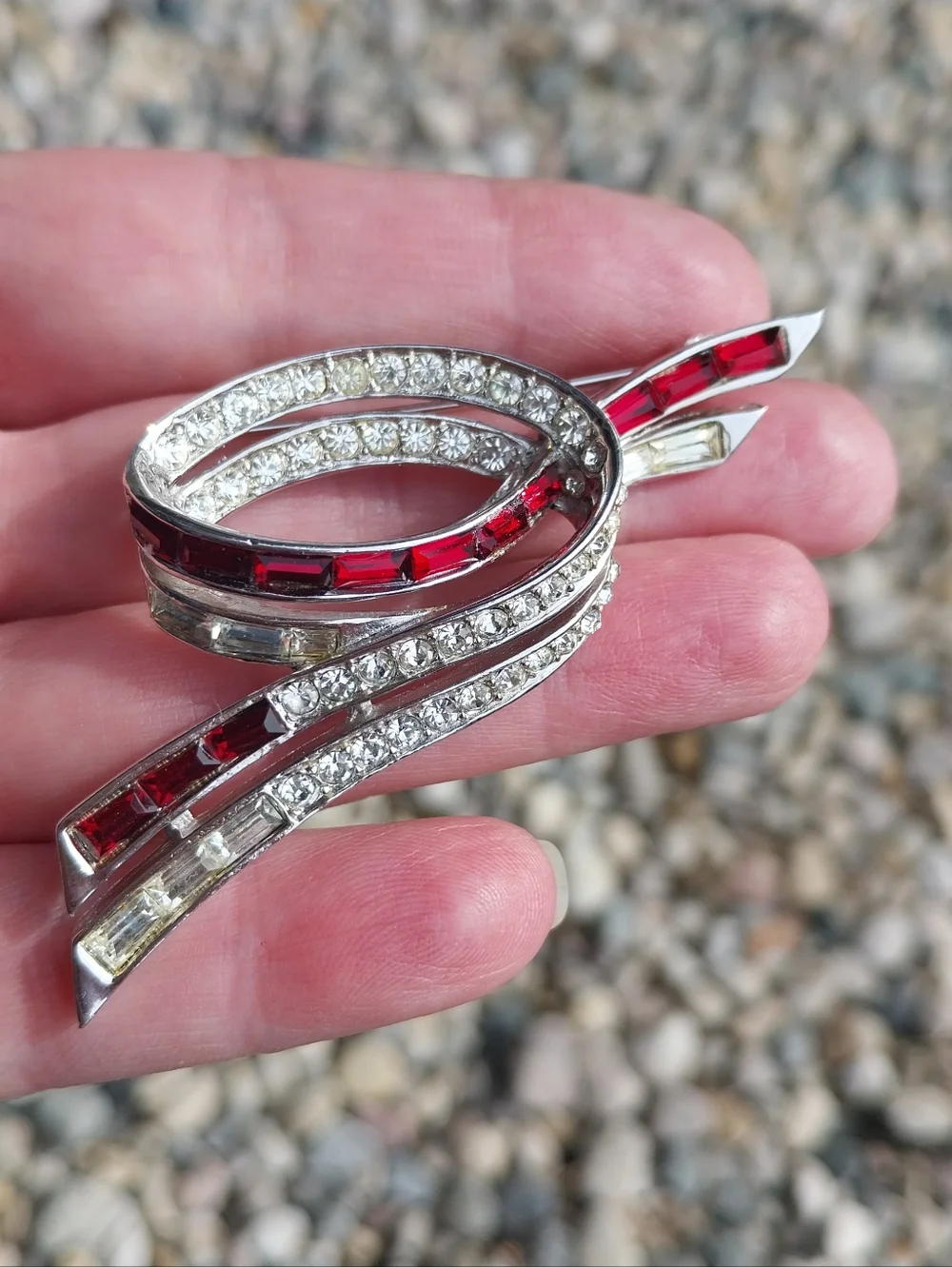 Boucher Vintage Brooch with Red and Clear Crystals - Picture 14 of 14